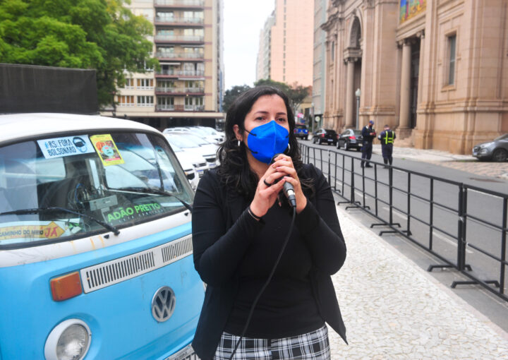 Denise em manifestação pela educação em Porto Alegre, Rio Grande do Sul