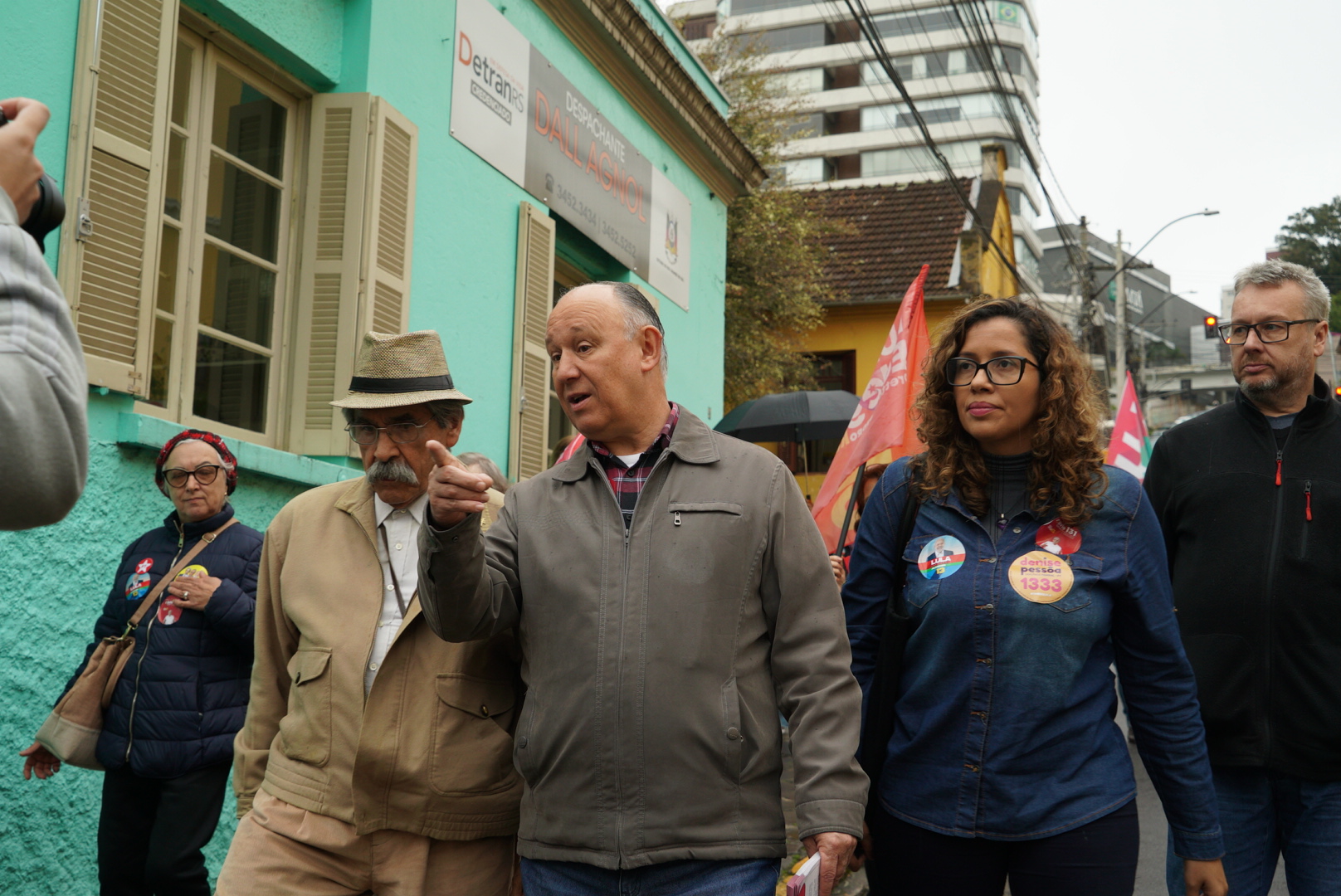 Olívio Dutra, Pepe Vargas, Denise Pessôa e apoiadores em caminhada em Bento Gonçalves