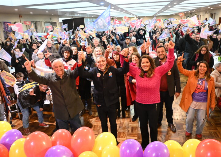 Denise Pessôa, Edegar Pretto, Pepe Vargas, demais integrantes do Partido dos Trabalhadores e apoiadores posando para foto com os braços levantados