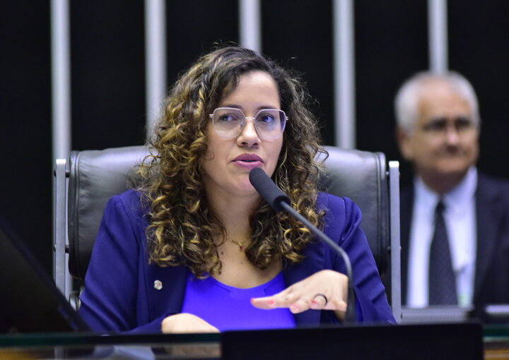 Comissão aprova ​projeto da deputada federal Denise Pessôa que concede licença de cinco dias para acompanhante de mãe solo